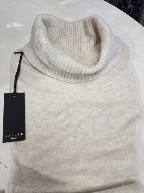 ABITO LUNGO CON SCOLLO OMERALE E SPACCO