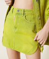 Minigonna in jeans sovratinto